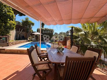 Casa amb piscina en venda a Canyelles