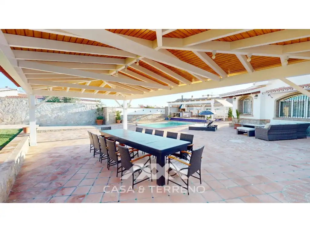 Terrassa de Casa o xalet en venda en Vélez-Málaga amb Piscina, Moblat i TV