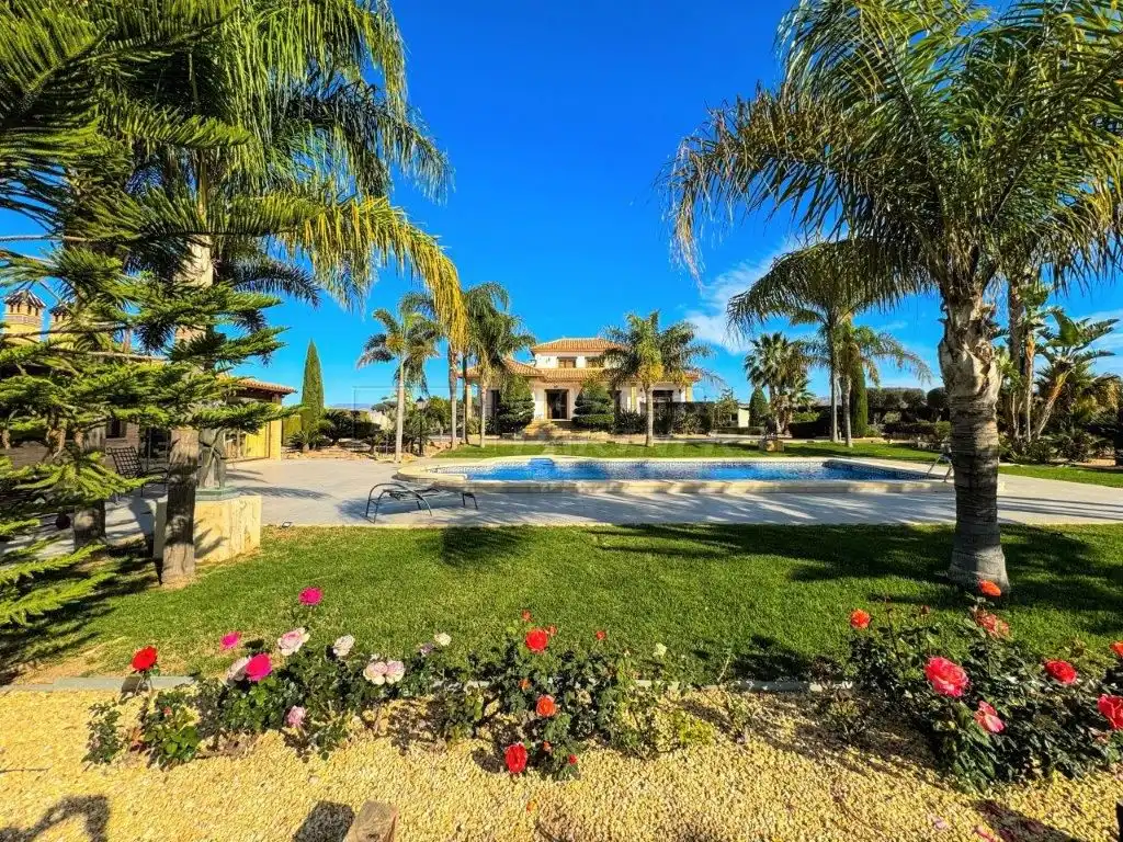Vista exterior de Casa o xalet en venda en Orihuela amb Aire condicionat, Jardí privat i Traster
