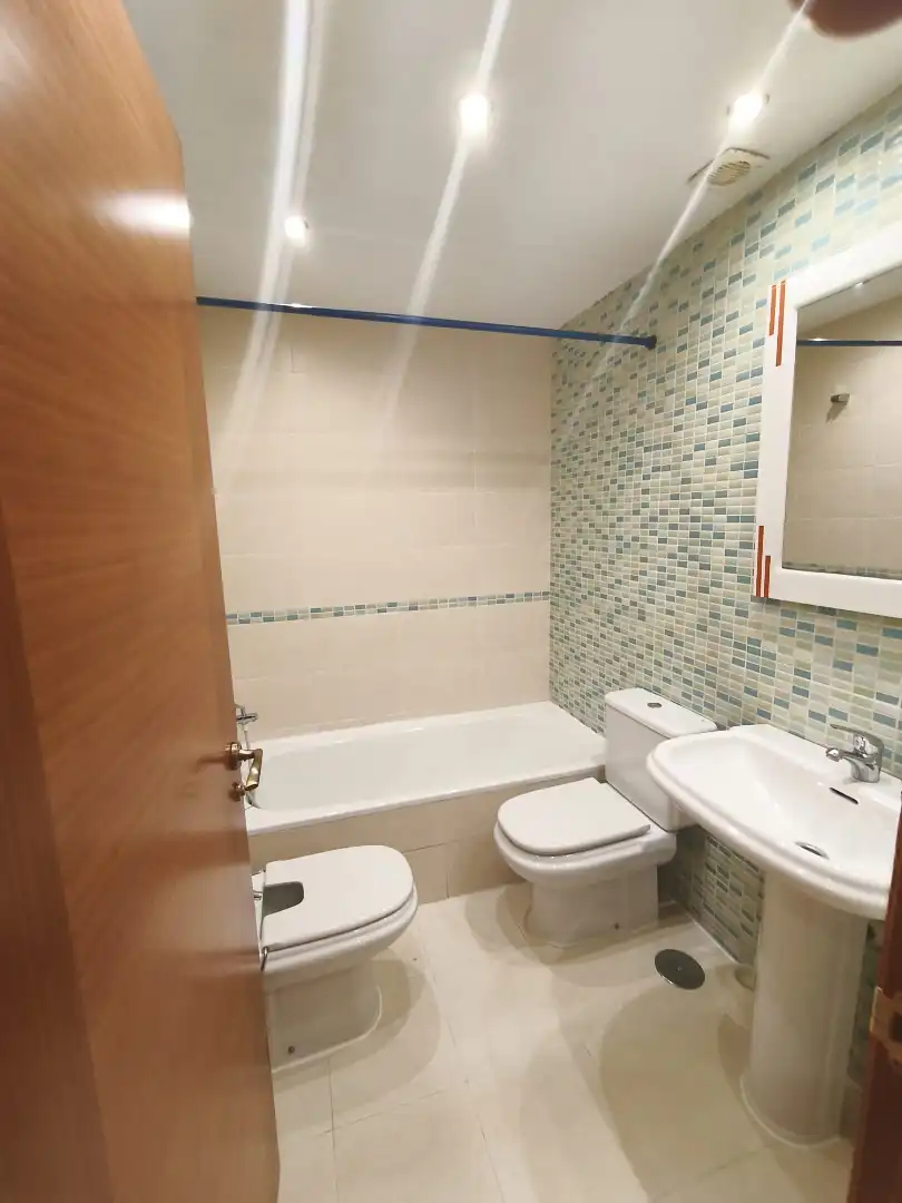 Baño de Apartamento en venta en Alameda de la Sagra con Calefacción, Parquet y Trastero