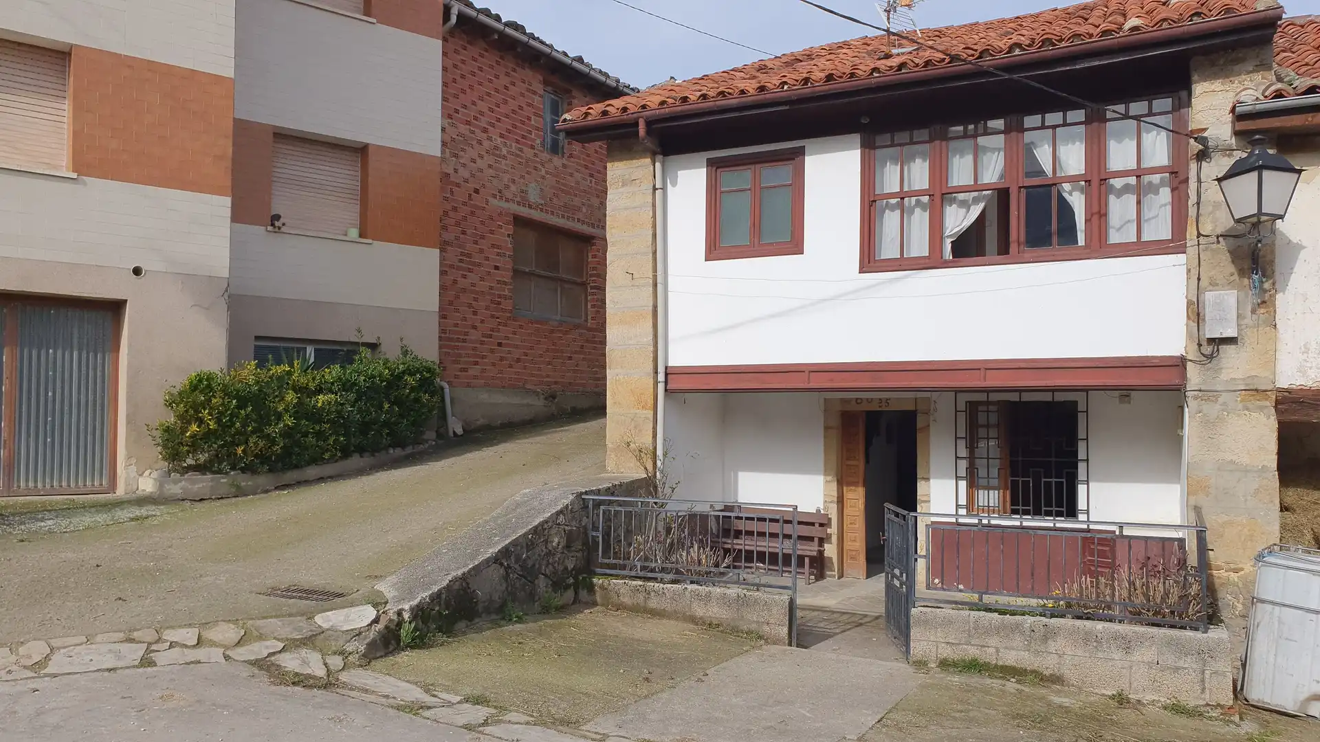 Vista exterior de Casa adosada en venda en Cabrales amb Calefacció, Terrassa i Balcó