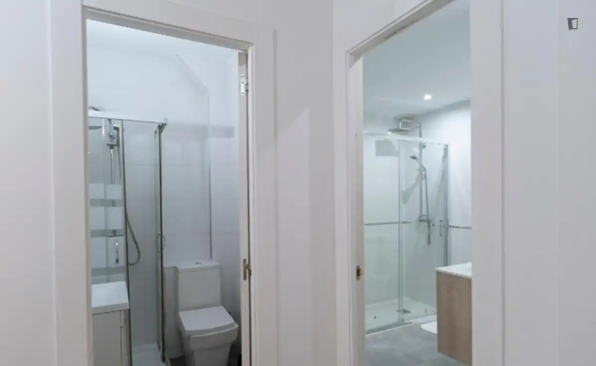 Badezimmer von Wohnungen zur untervermieten in Madrid mit Möbliert, Ofen und Waschmaschine