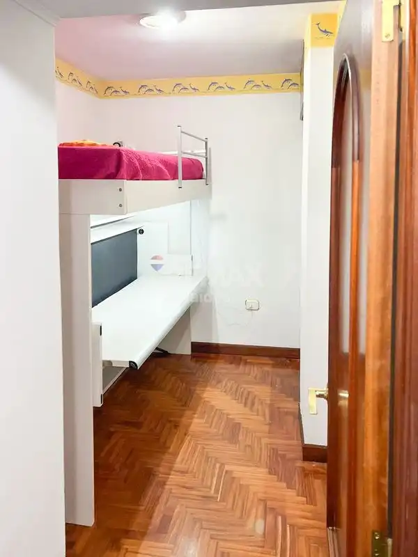 Dormitori de Pis en venda en Vigo  amb Calefacció, Parquet i Terrassa