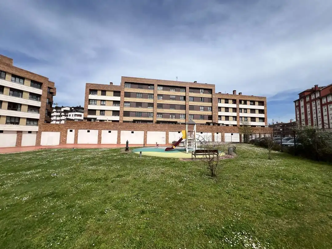 Vista exterior de Pis en venda en Siero amb Calefacció, Jardí privat i Parquet