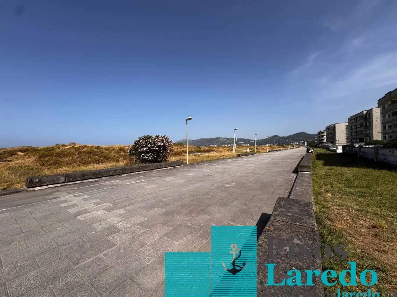 Außenansicht von Garage zum Verkauf in Laredo