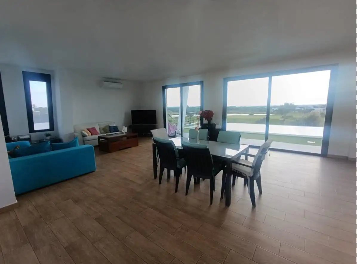 Sala d'estar de Casa o xalet en venda en Puerto Real amb Aire condicionat, Jardí privat i Terrassa