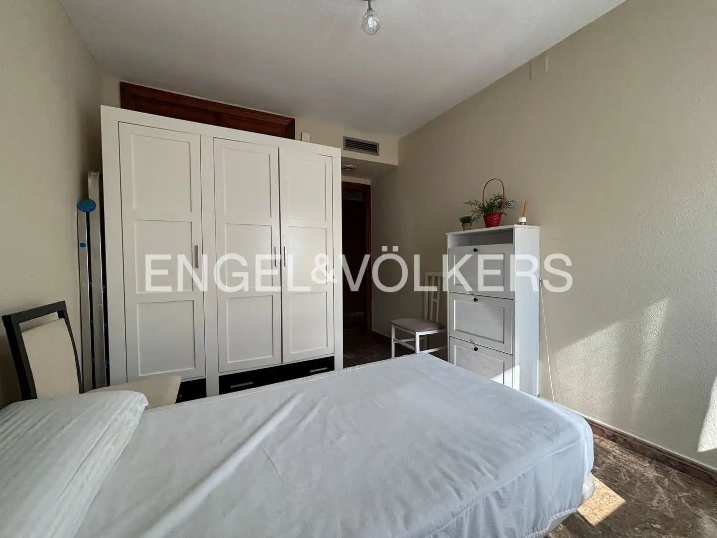Schlafzimmer von Wohnung zur Miete in Valencia mit Klimaanlage, Heizung und Balkon
