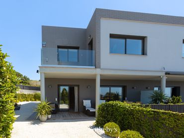 Casa bifamiliare con piscina in vendita a Carrer d'Anoia