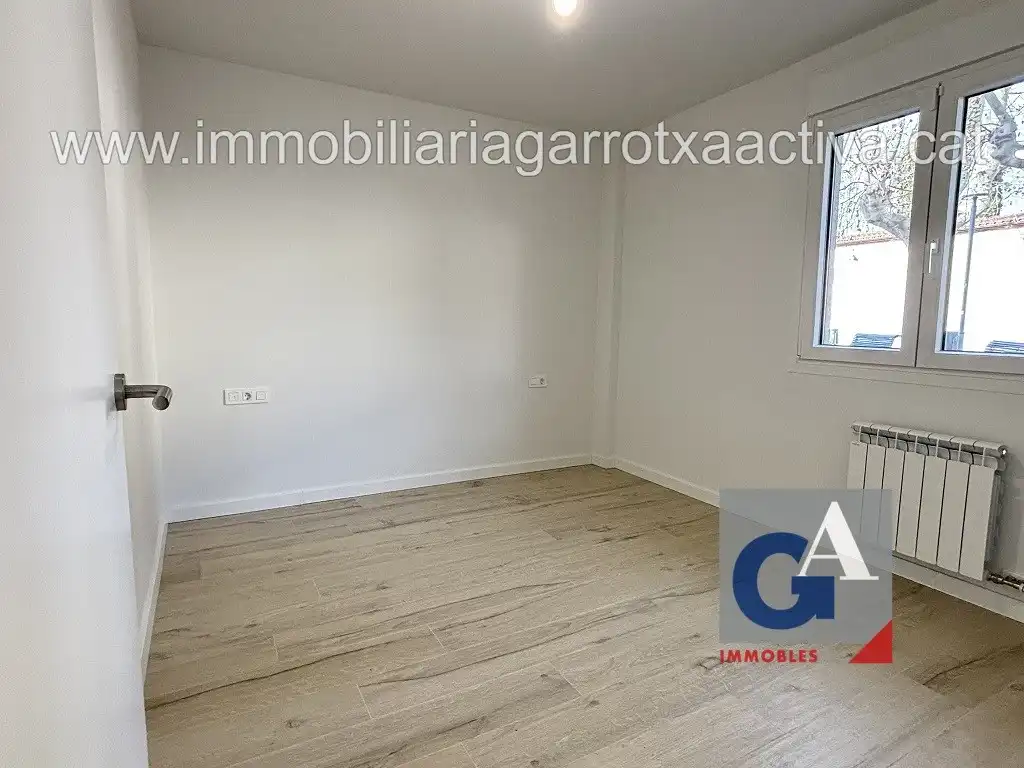 Habitación de Piso en venta en Olot con Calefacción, Terraza y Balcón
