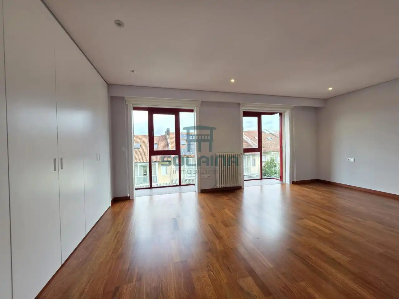 Sala d'estar de Casa adosada en venda en Ourense Capital  amb Calefacció, Jardí privat i Terrassa