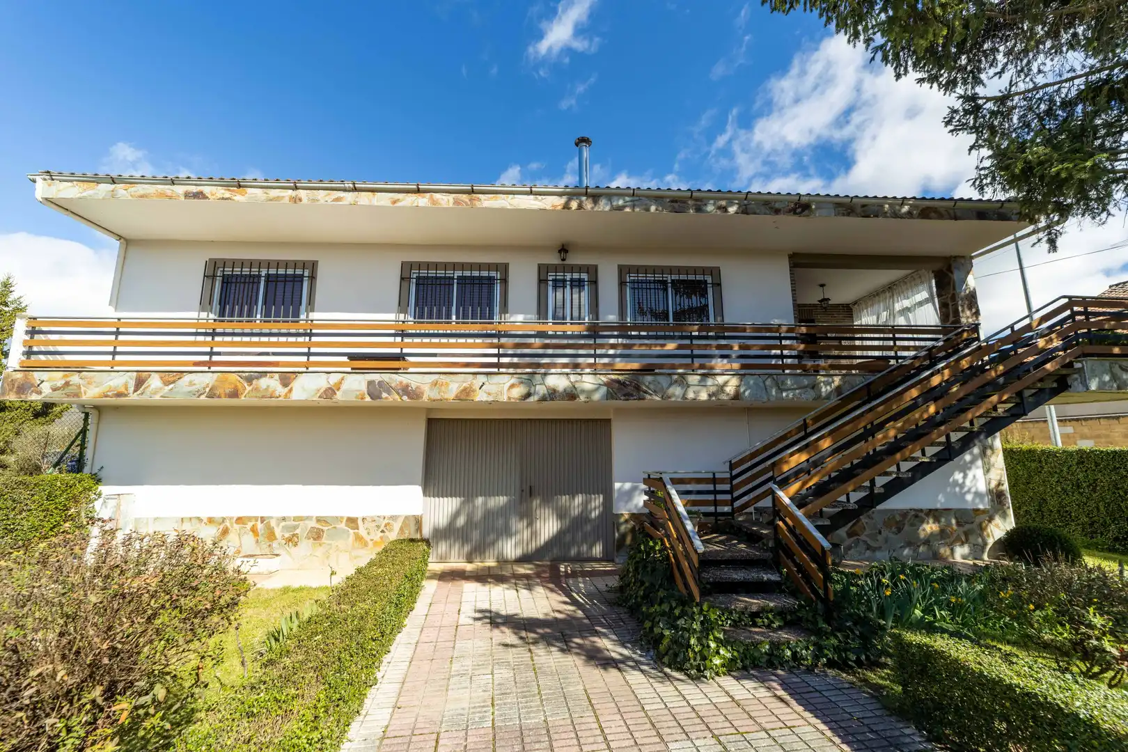 Vista exterior de Casa o xalet en venda en Garrafe de Torío amb Calefacció i Terrassa