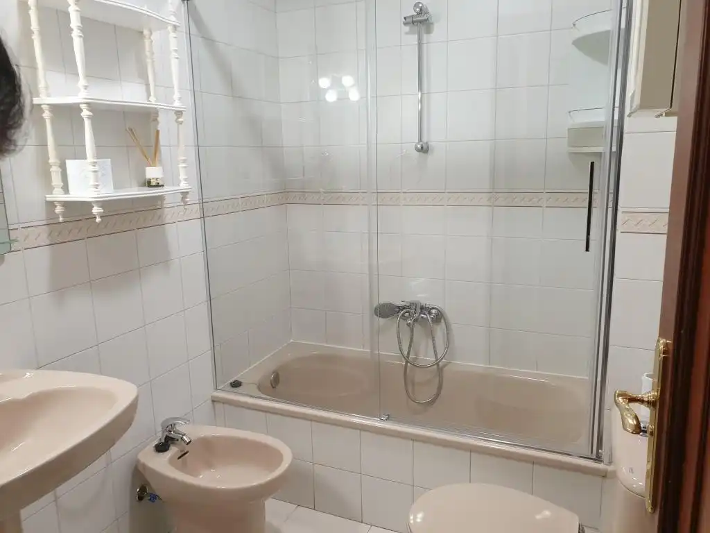 Badezimmer von Wohnung zur untervermieten in Ourense Capital  mit Heizung, Parkett und Balkon