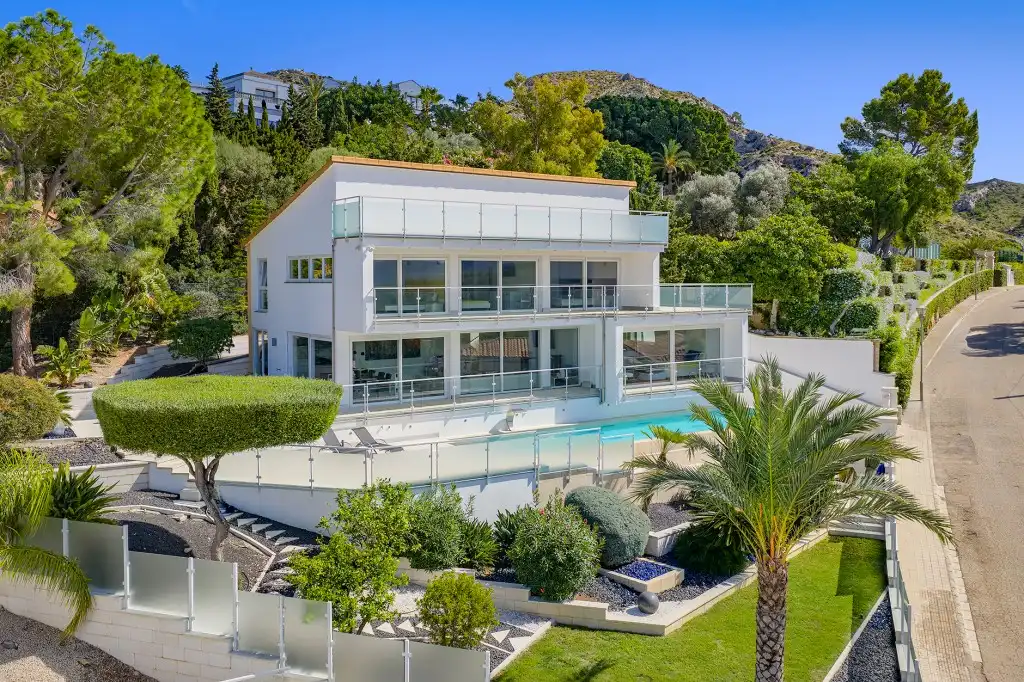Vista exterior de Casa o xalet en venda en Alcúdia amb Aire condicionat, Jardí privat i Traster