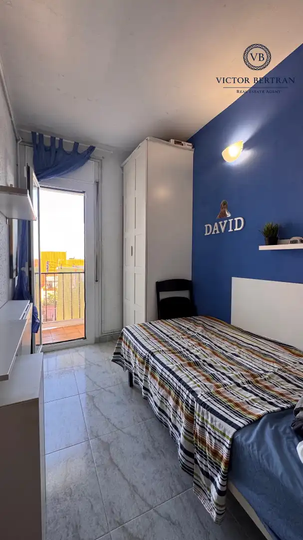 Schlafzimmer von Dachboden zum Verkauf in Premià de Mar mit Klimaanlage, Ofen und Balkon