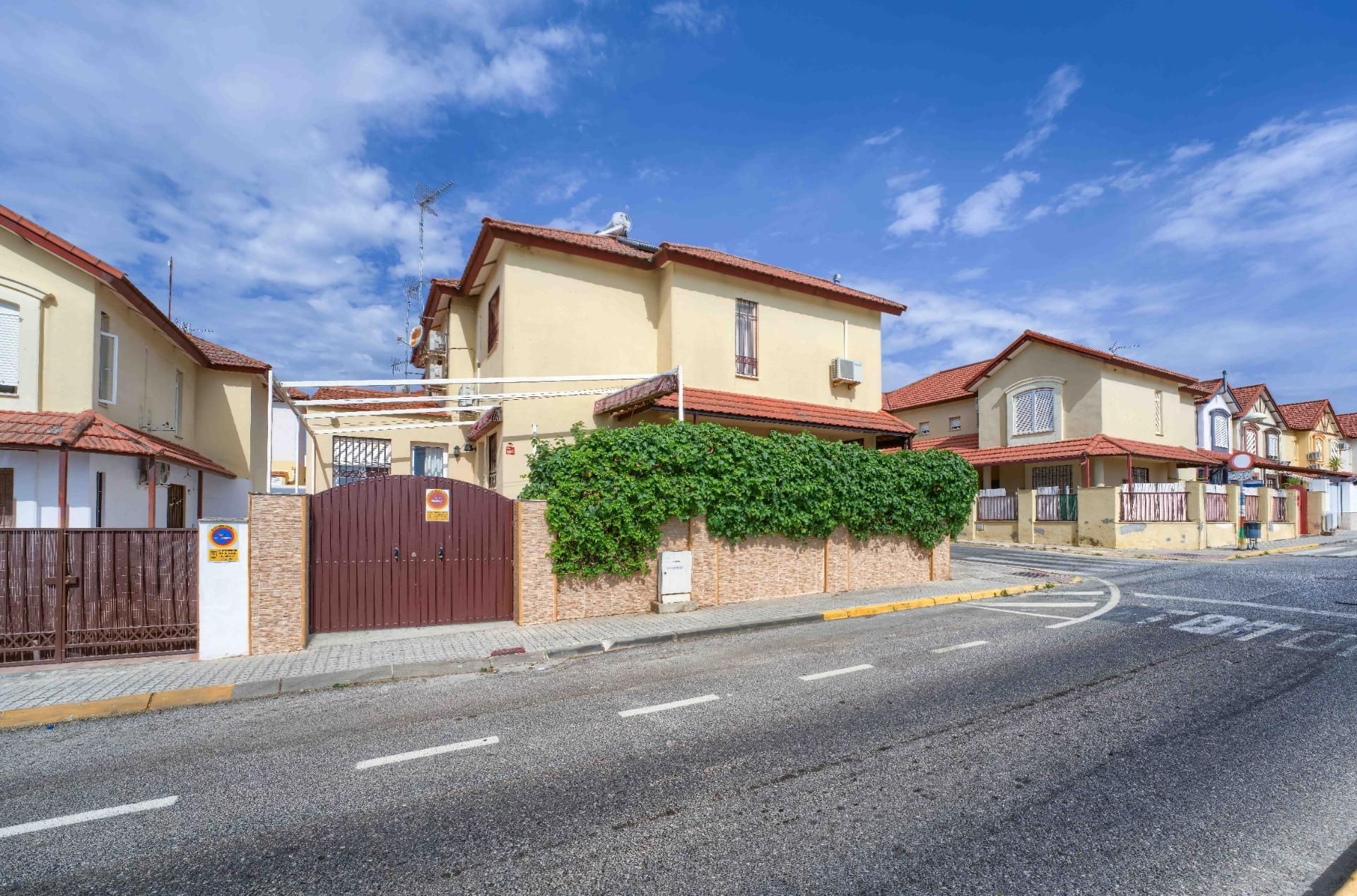Vista exterior de Casa adosada en venda en Bollullos de la Mitación amb Aire condicionat, Calefacció i Parquet