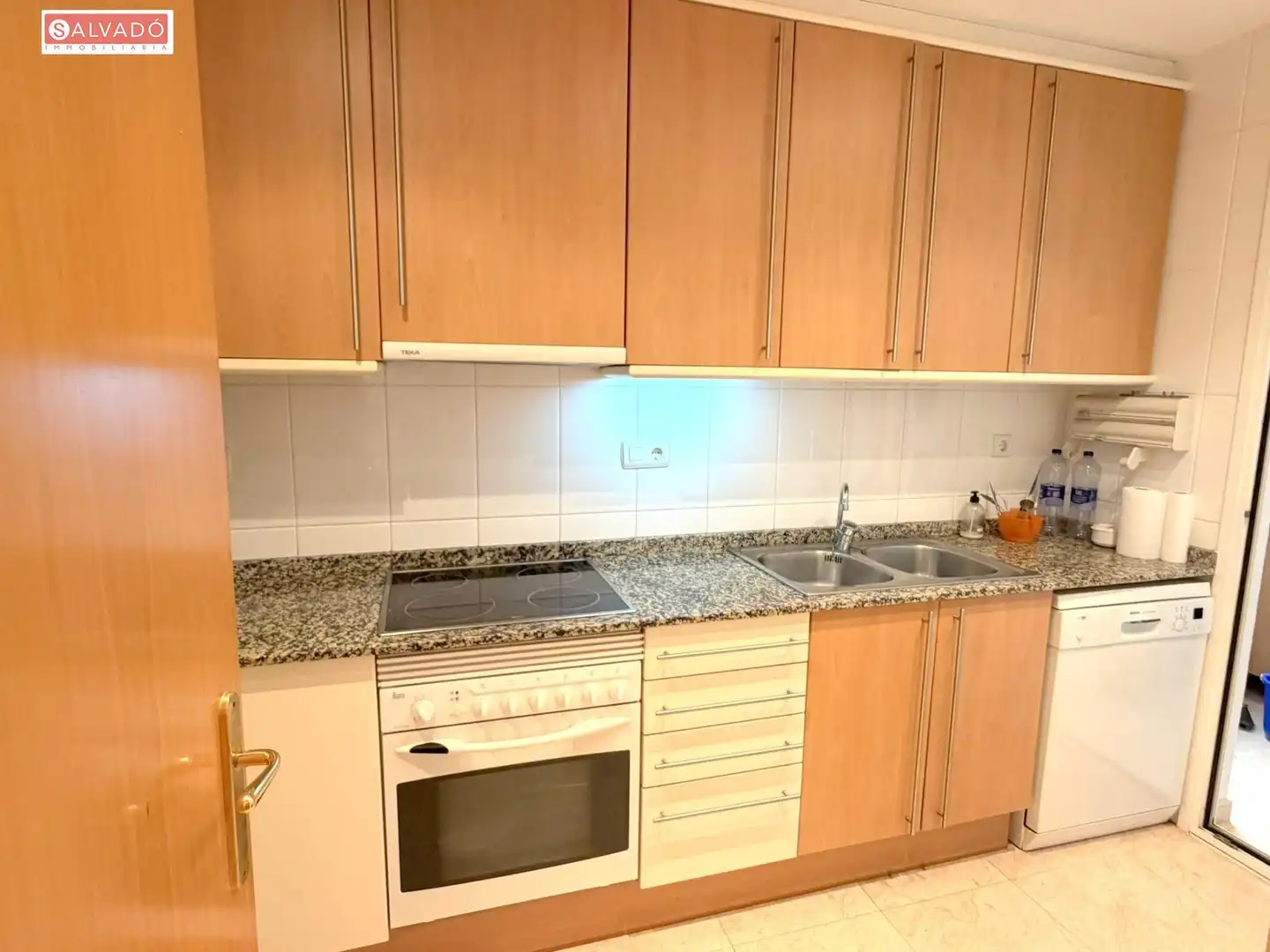 Küche von Wohnung zum Verkauf in Calafell mit Klimaanlage, Privatgarten und Terrasse