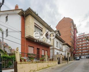 Vista exterior de Casa o xalet en venda en Oviedo  amb Calefacció, Jardí privat i Traster