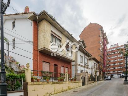 Vista exterior de Casa o xalet en venda en Oviedo  amb Calefacció, Jardí privat i Traster