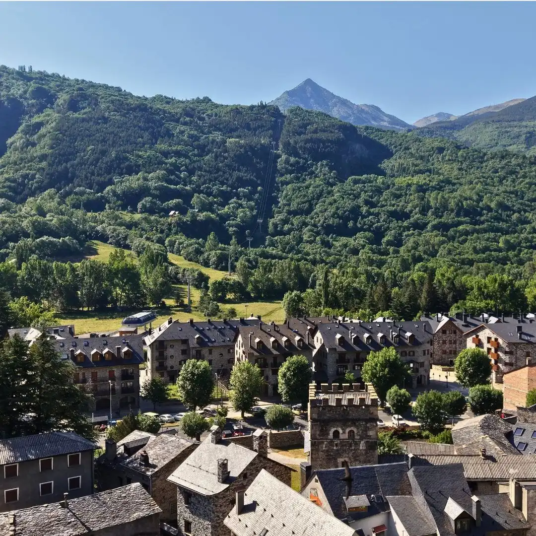 Vista exterior de Finca rústica en venda en Benasque amb Jardí privat