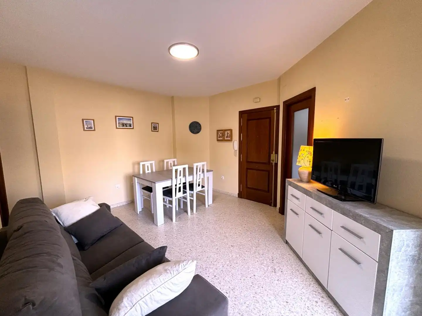 Sala d'estar de Pis de lloguer en El Portil amb Terrassa, Piscina i Moblat
