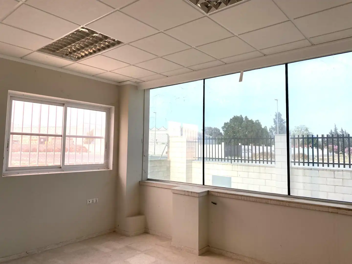 Industrial buildings for rent in Cox