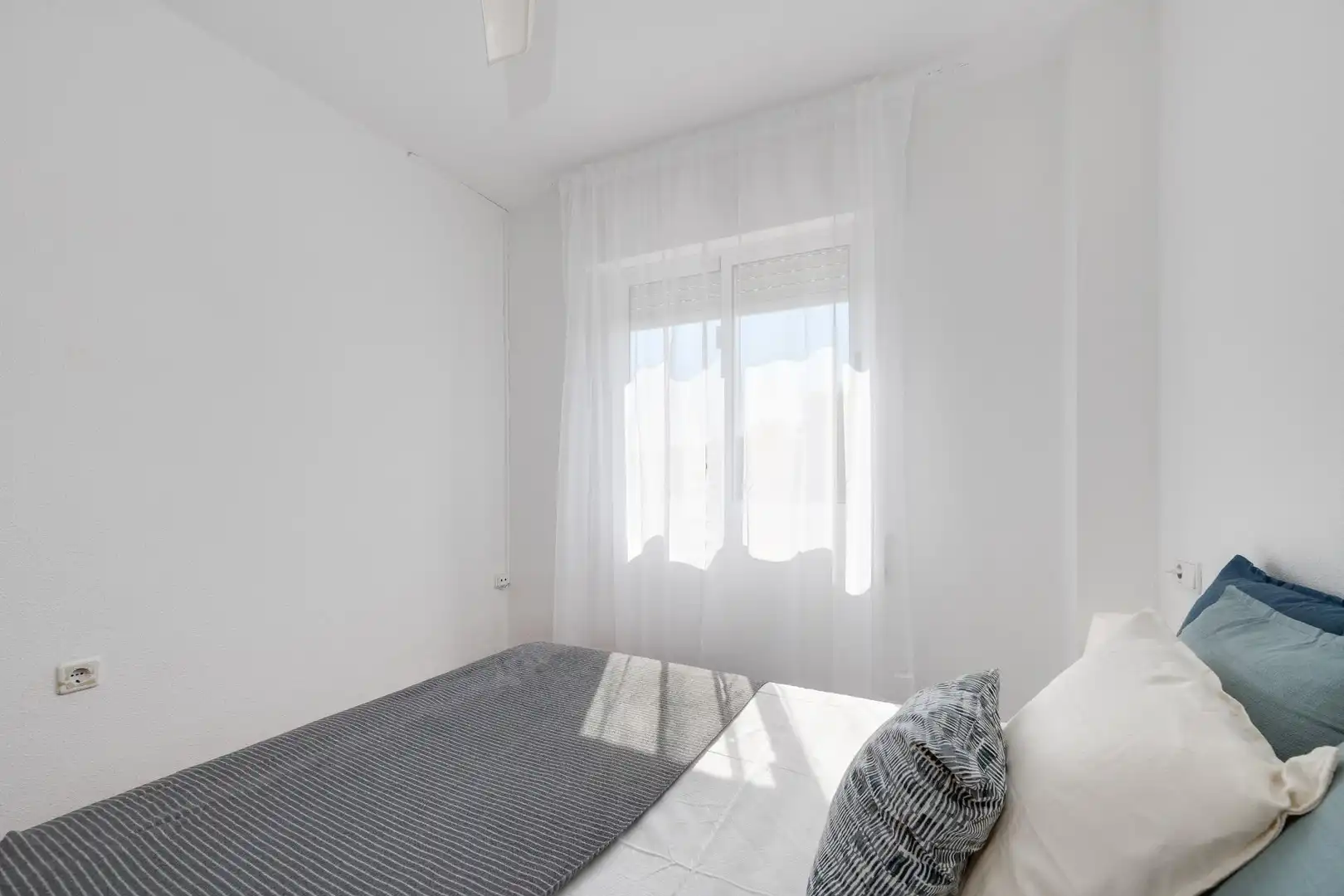 Habitación de Apartamento en venta en Torrevieja con Terraza, Amueblado y Piscina comunitaria