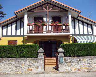 Vista exterior de Casa o xalet en venda en Liendo amb Terrassa i Piscina
