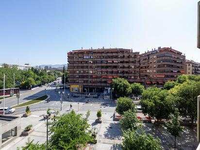 Vista exterior de Pis en venda en  Granada Capital amb Calefacció, Parquet i Terrassa