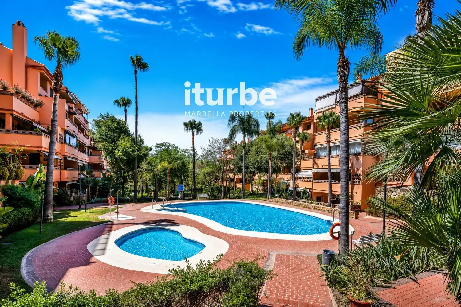 Vista exterior de Piso de alquiler en Marbella con Aire acondicionado, Terraza y Piscina