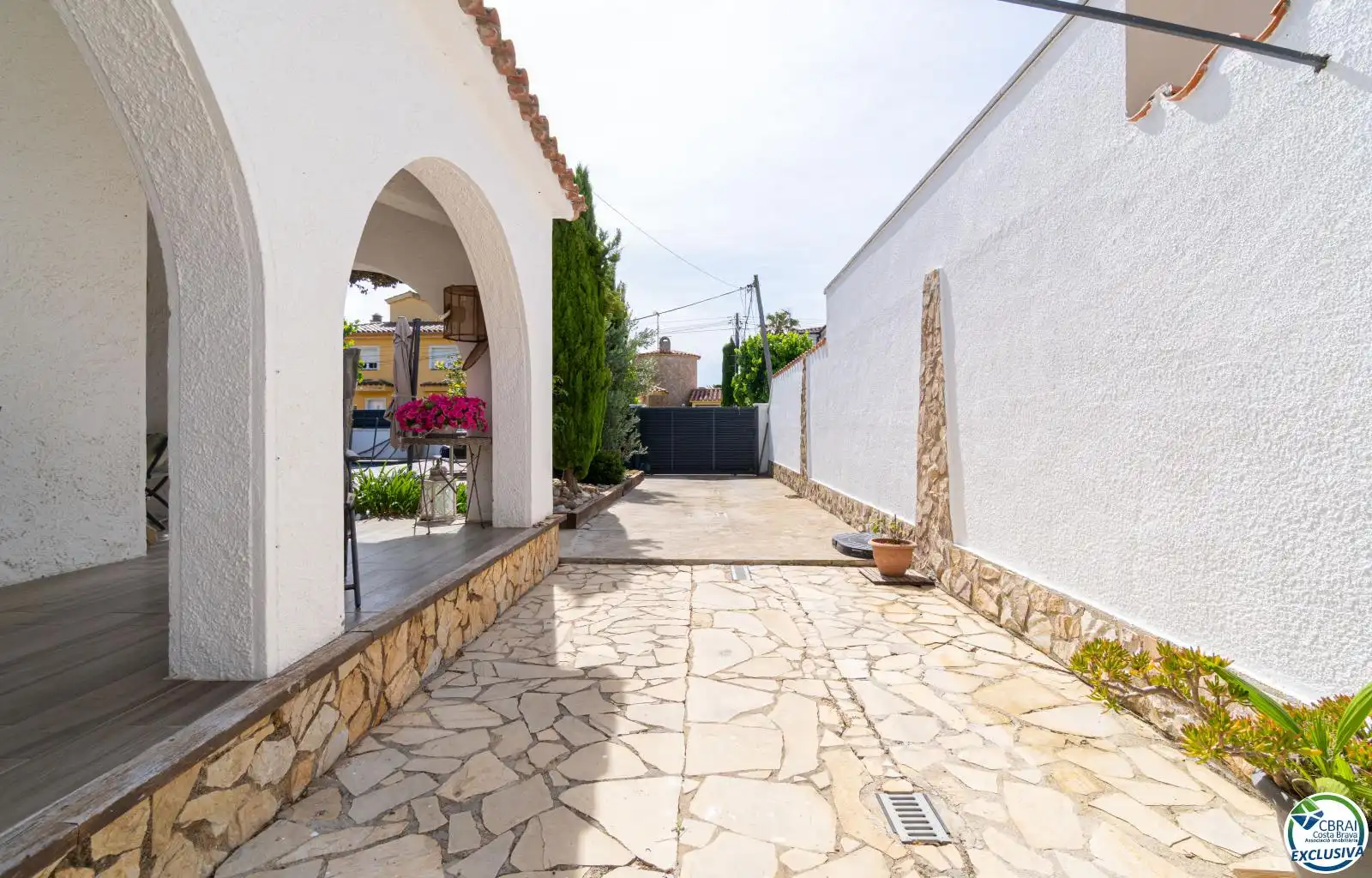 Vista exterior de Casa o xalet en venda en Empuriabrava amb Aire condicionat, Piscina i Moblat