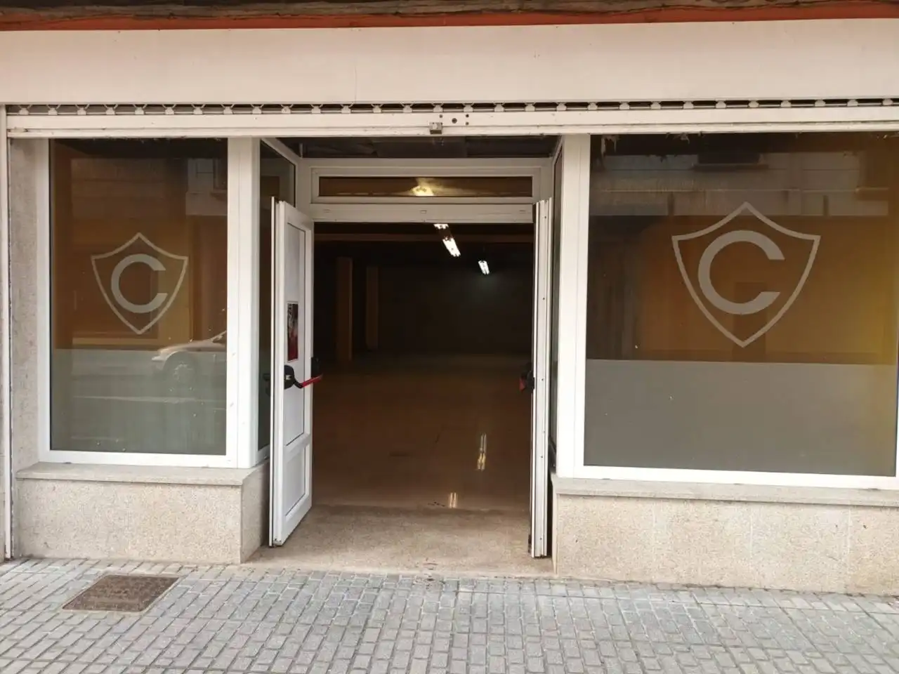 Locale commerciale in affitto a Emilio Martínez Sánchez