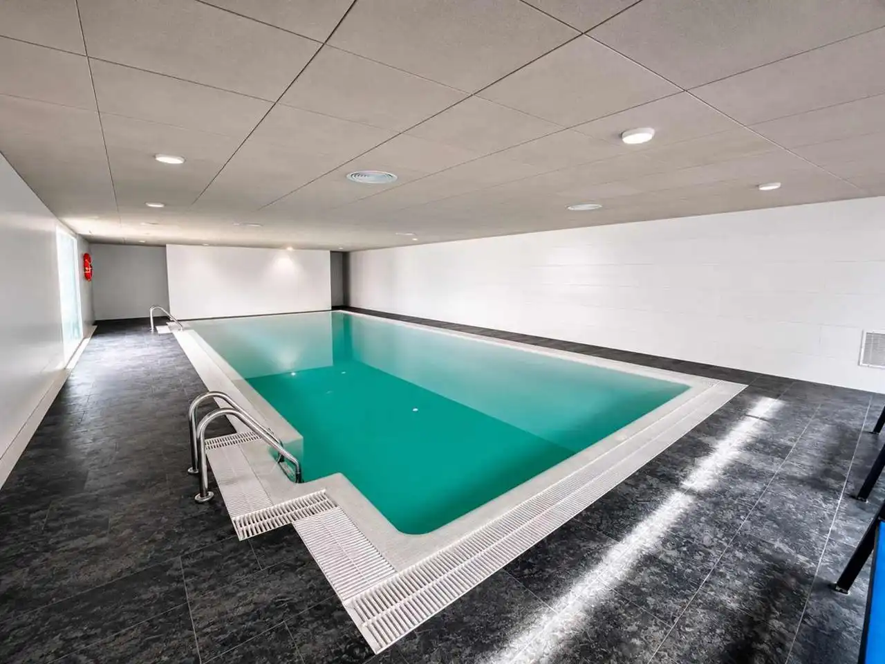 Schwimmbecken von Wohnungen zum Verkauf in Manilva mit Klimaanlage, Heizung und Terrasse