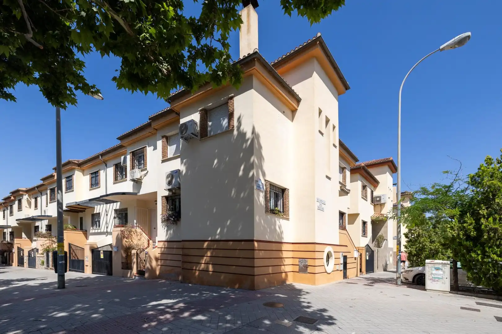 Außenansicht von Einfamilien-Reihenhaus zum Verkauf in Granada