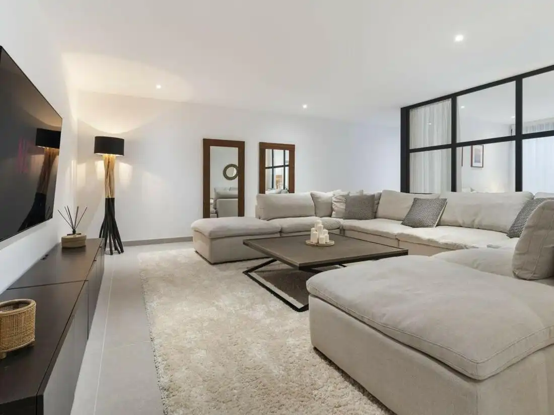 Sala d'estar de Casa o xalet de lloguer en Estepona amb Aire condicionat, Jardí privat i Terrassa