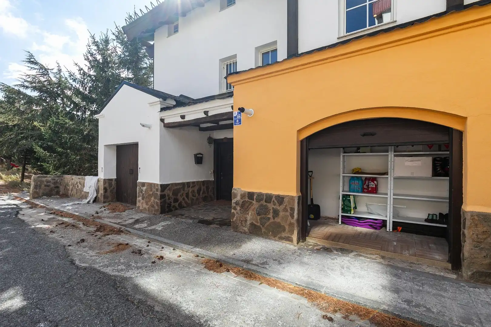 Vista exterior de Casa o xalet en venda en Sierra Nevada amb Calefacció, Terrassa i Traster