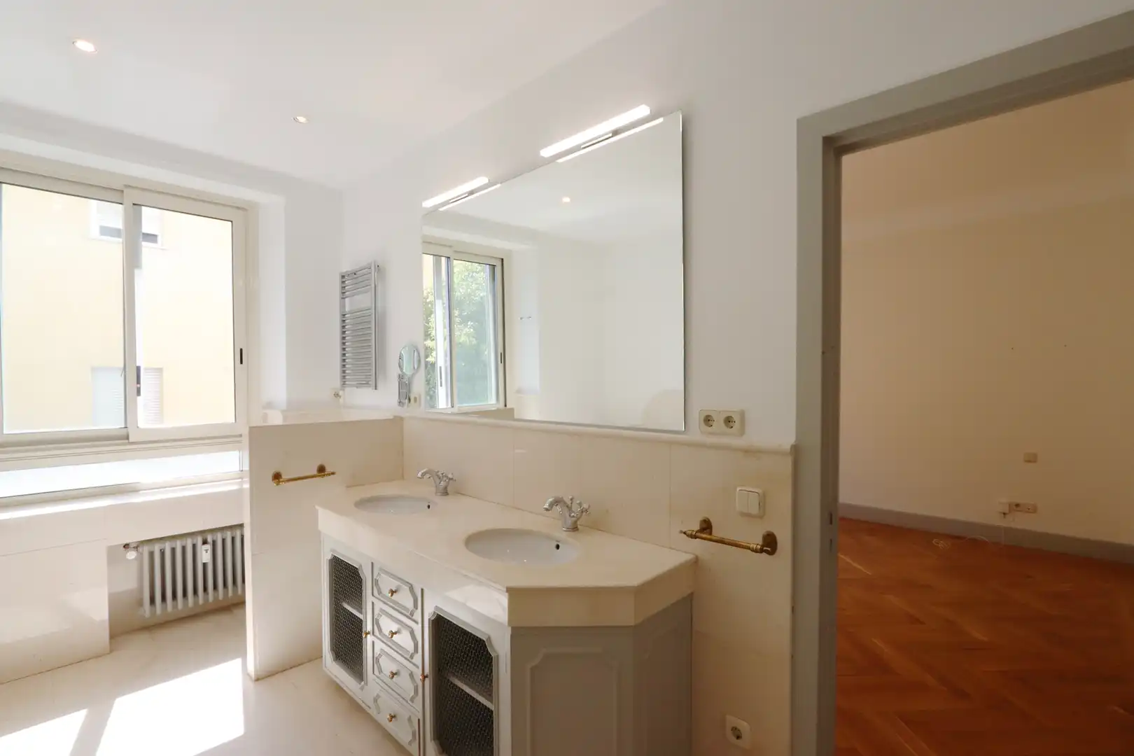 Bathroom of Flat for rent in Madrid  with Air Conditioner, Heating and Parquet flooring