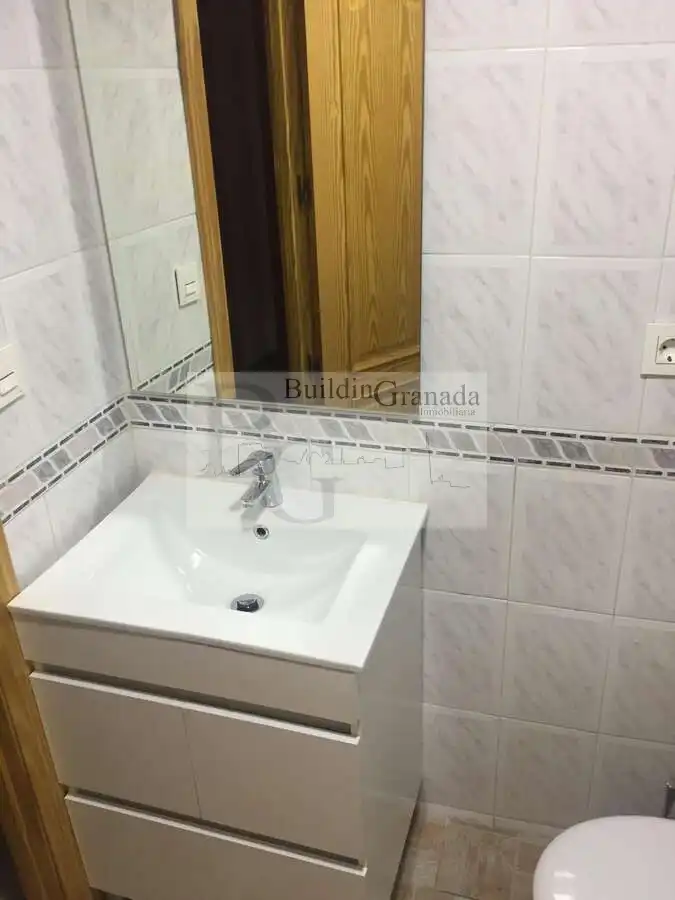 Baño de Piso de alquiler en Granada con Calefacción, Terraza y Amueblado