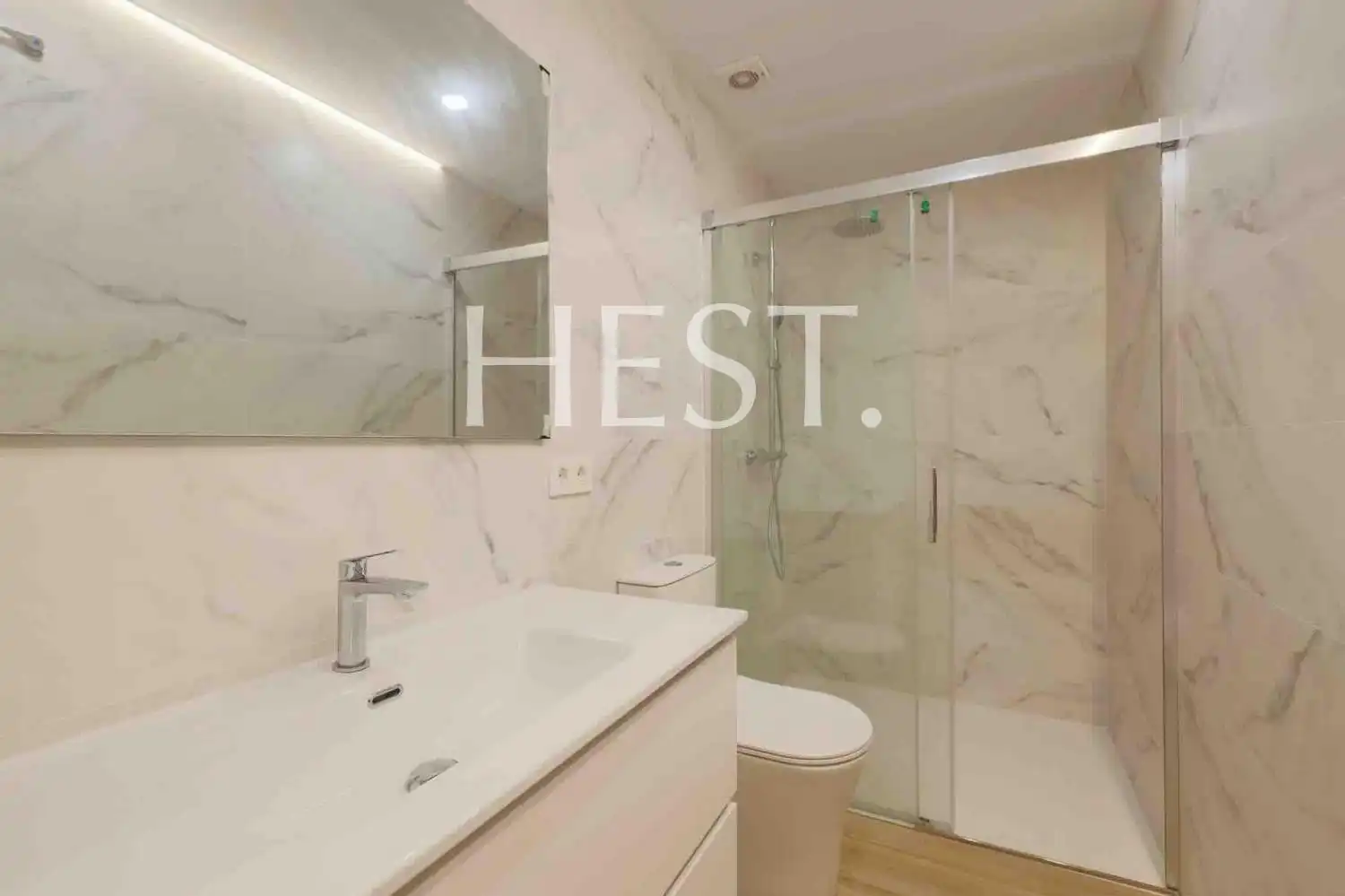 Badezimmer von Dachboden zum Verkauf in Barcelona mit Klimaanlage, Parkett und Terrasse