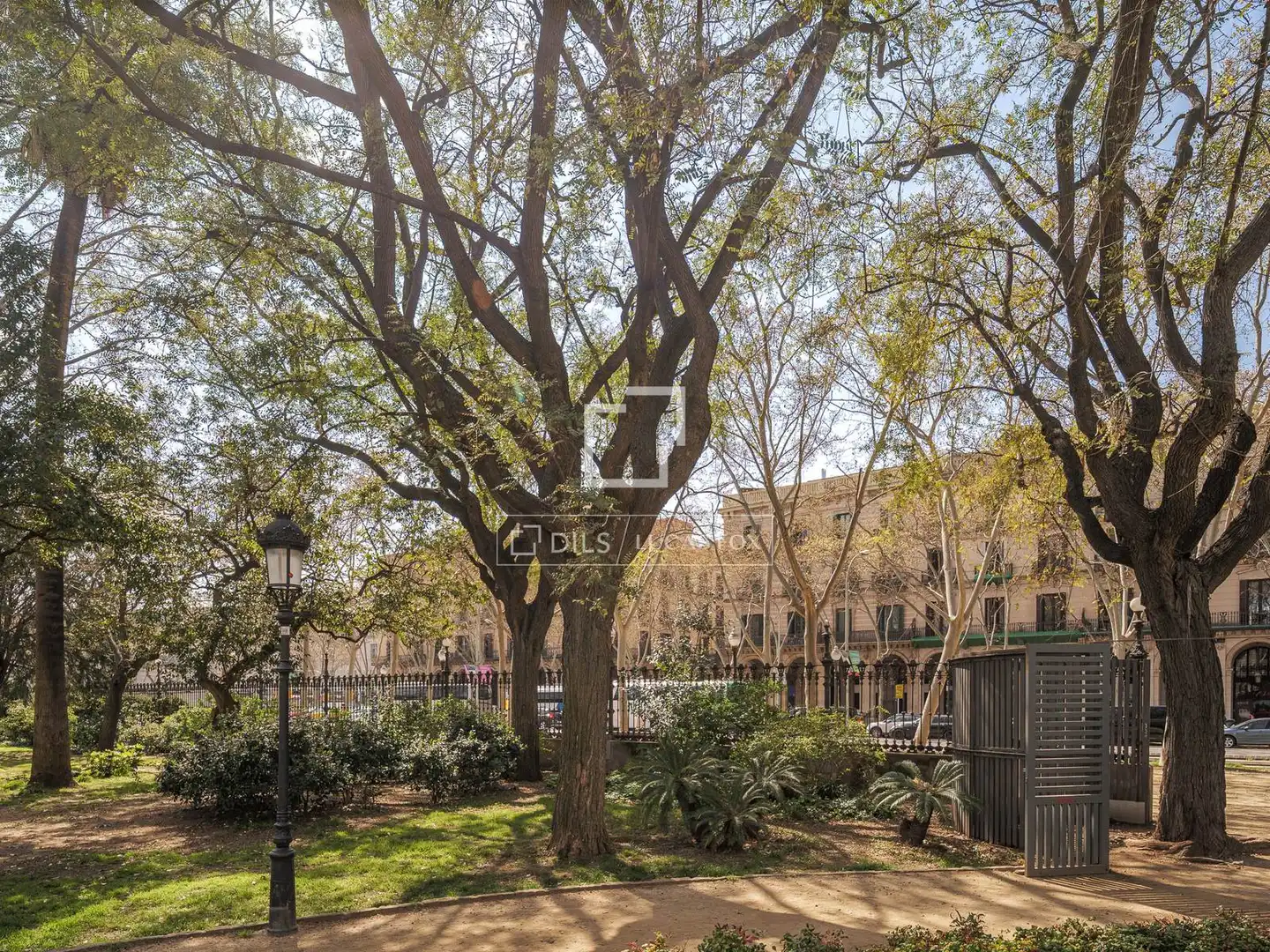 Außenansicht von Wohnung zum Verkauf in Barcelona mit Klimaanlage, Heizung und Parkett