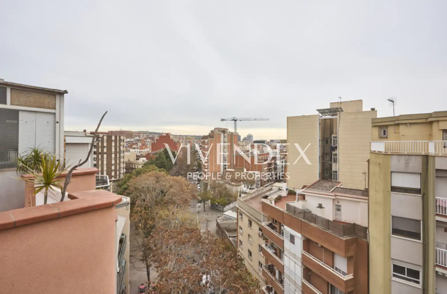 Vista exterior de Ático en venta en L'Hospitalet de Llobregat con Aire acondicionado, Calefacción y Terraza