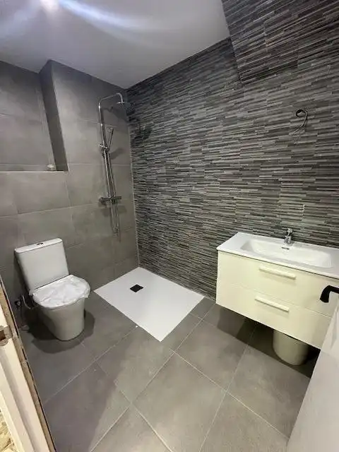 Badezimmer von Maisonette zum Verkauf in Badalona mit Klimaanlage und Parkett