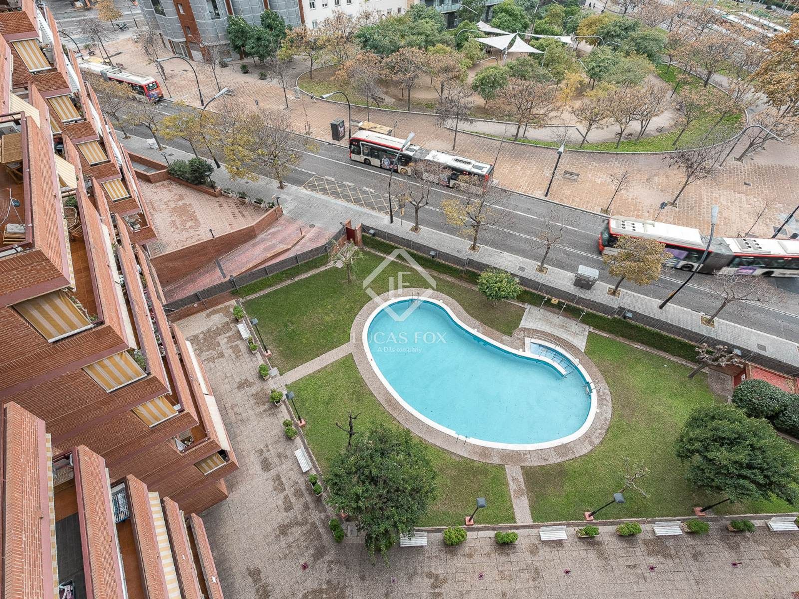 Swimming pool of Flat for sale in  Barcelona Capital  with Air Conditioner, Heating and Private garden