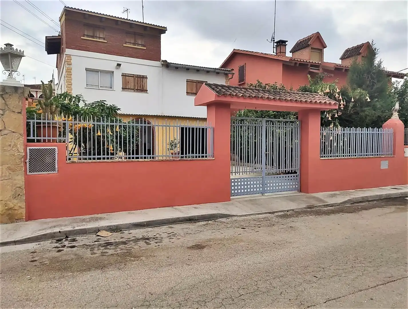 Vista exterior de Casa o xalet en venda en Manises amb Aire condicionat, Jardí privat i Traster