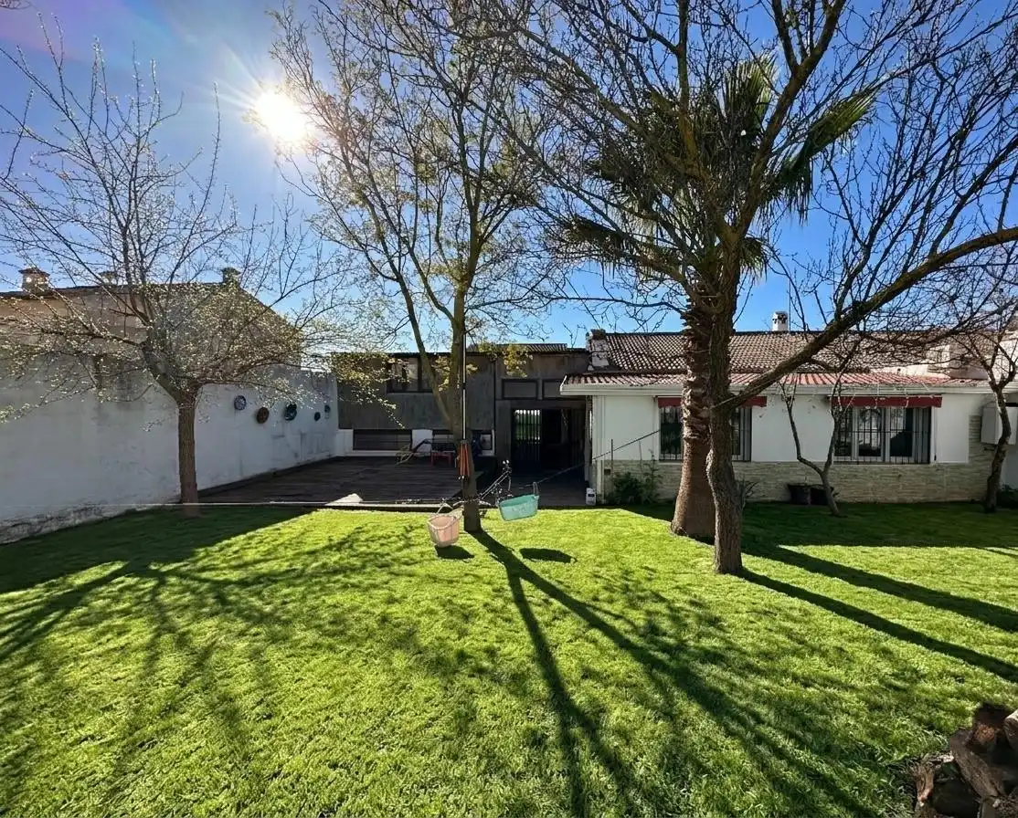 Jardí de Casa o xalet en venda en Sierra de Yeguas amb Aire condicionat, Jardí privat i Traster