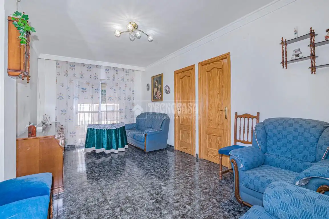 Sala d'estar de Pis en venda en Granada amb Balcó