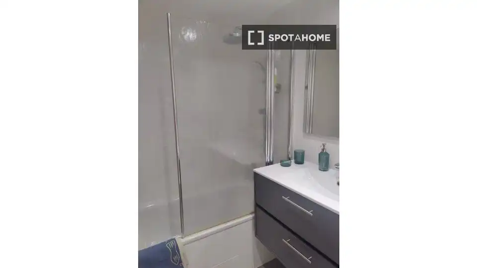 Bathroom of Flat for share in Madrid  with Air Conditioner, Heating and Terrace