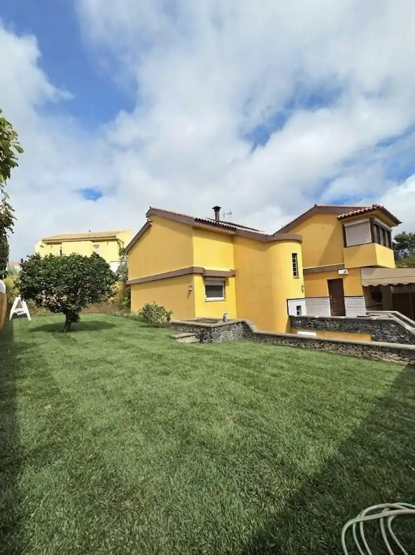 Vista exterior de Casa o xalet en venda en Santa Brígida amb Jardí privat, Terrassa i Traster