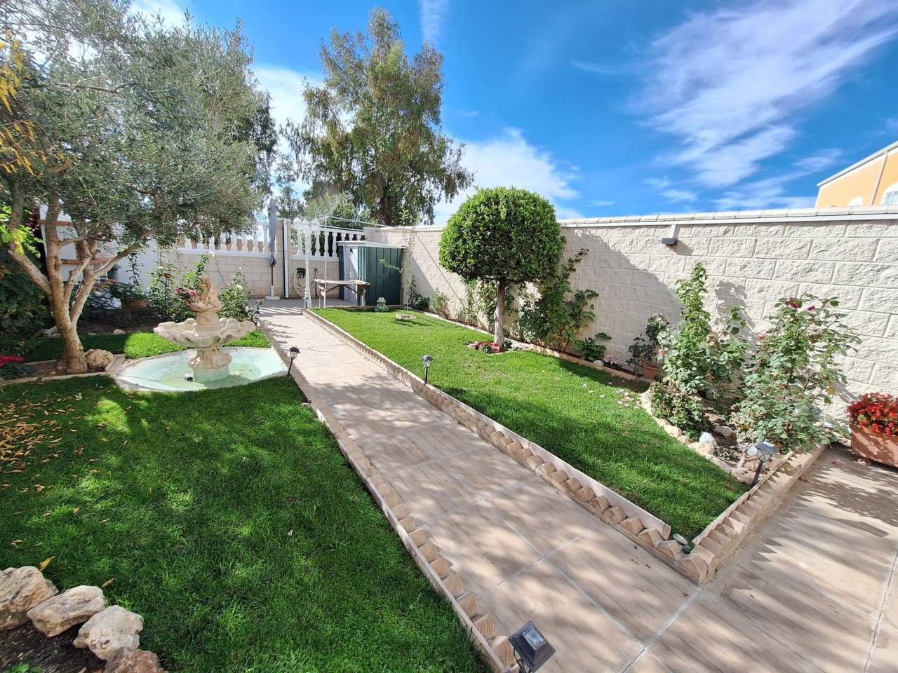Jardí de Casa o xalet en venda en Serranillos del Valle amb Aire condicionat i Parquet