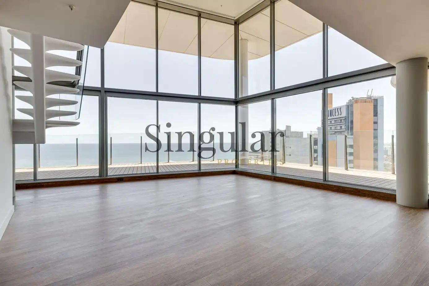 Sala d'estar de Dúplex en venda en Barcelona amb Calefacció, Parquet i Terrassa