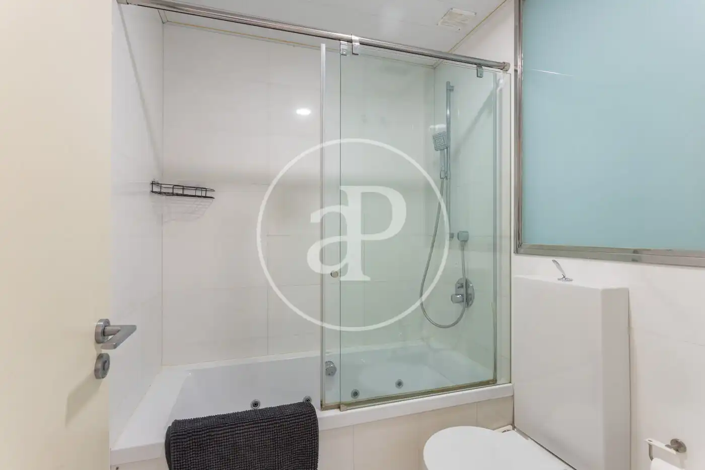 Bany de Pis en venda en Barcelona amb Aire condicionat, Calefacció i Terrassa